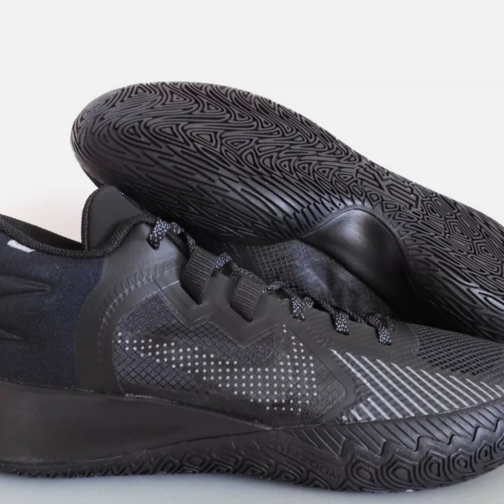 Gently used Men Nike Kyrie flytrap black, size 10